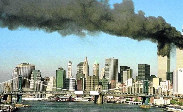 Las Torres Gemelas se convirtieron en dos chimeneas tras el impacto de los aviones de los terroristas que acabaron por colapsar sus estructuras. 