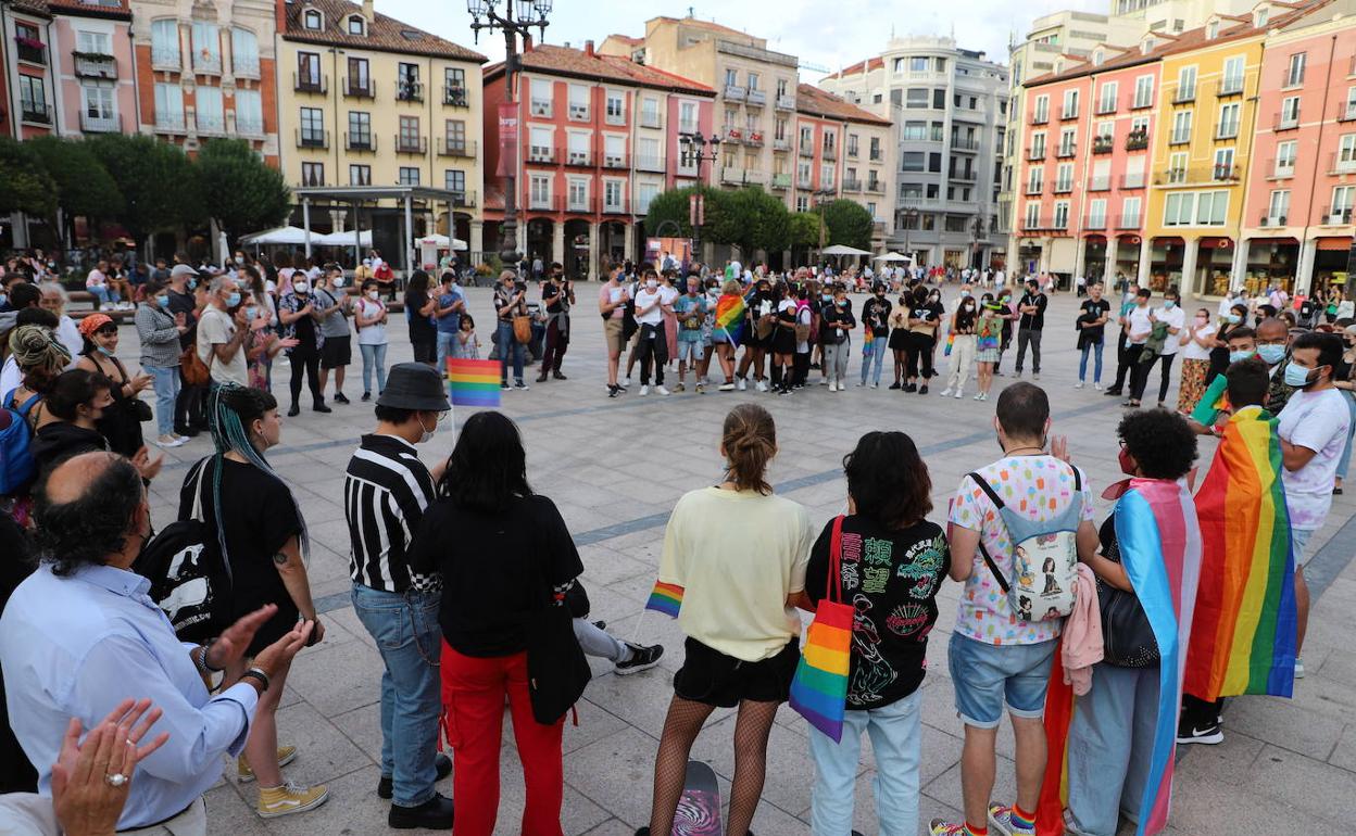 Concentración en la Plaza Mayor de Burgos contra las agresiones homófobas.