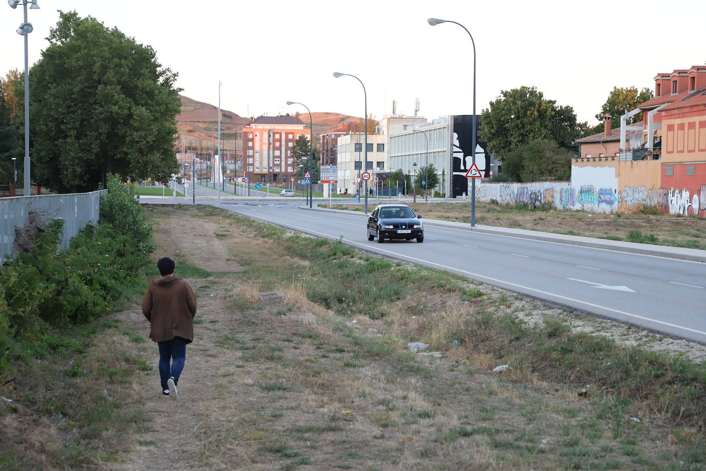 Vecinos de la calle Puente la Reina muestran su malestar por las escasas aceras en su zona.