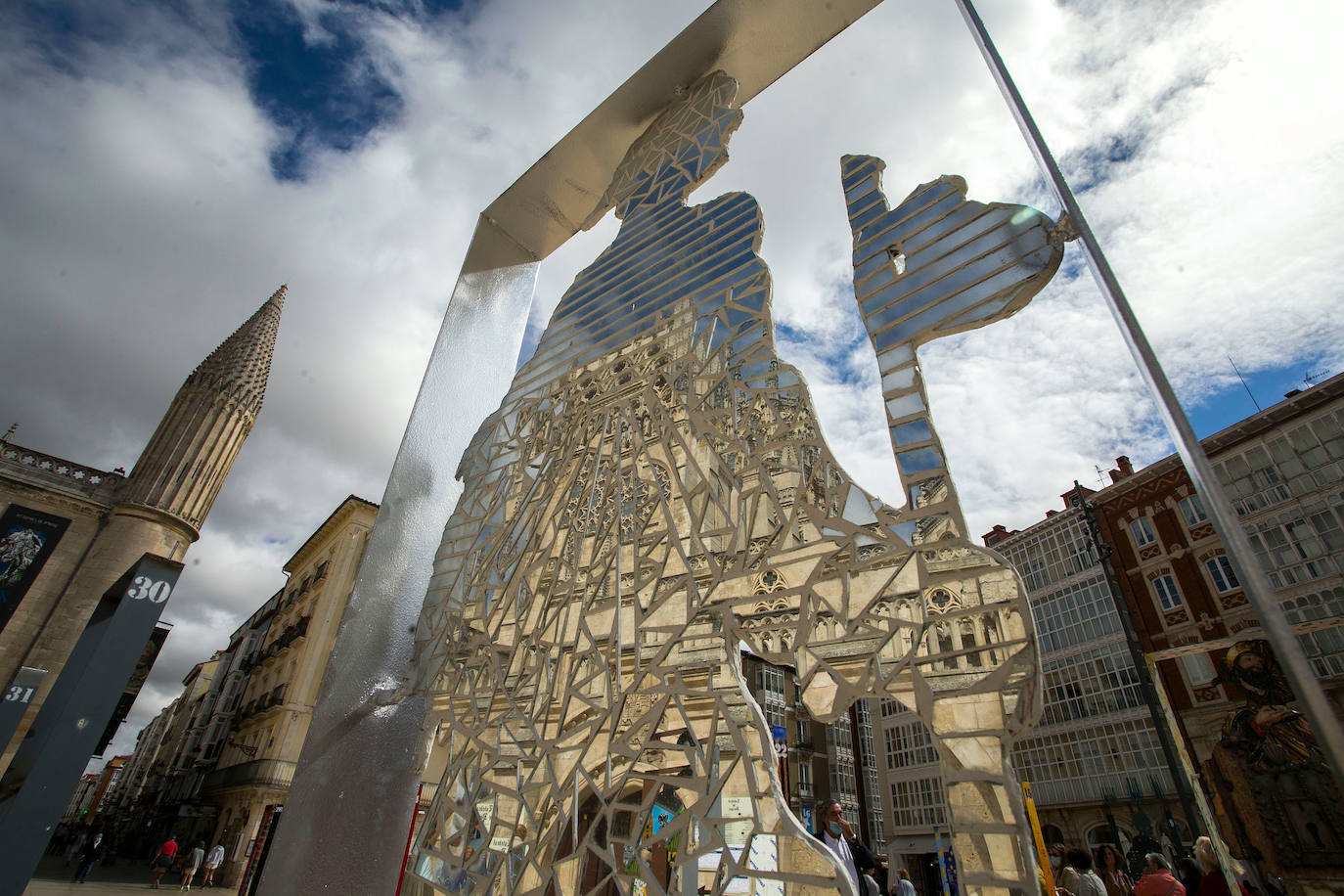 Fotos: Esculturas de peregrinos que señalizan el Camino de Santiago a su paso por Burgos