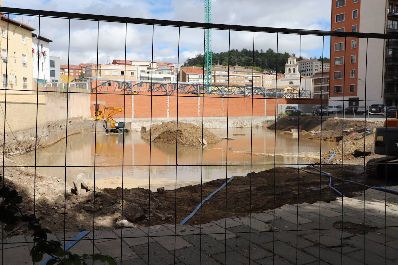 Fotos: Un solar del Paseo de la Isla acaba inundado por una rotura de una tubería