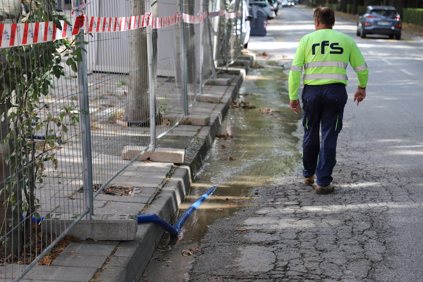 Fotos: Un solar del Paseo de la Isla acaba inundado por una rotura de una tubería