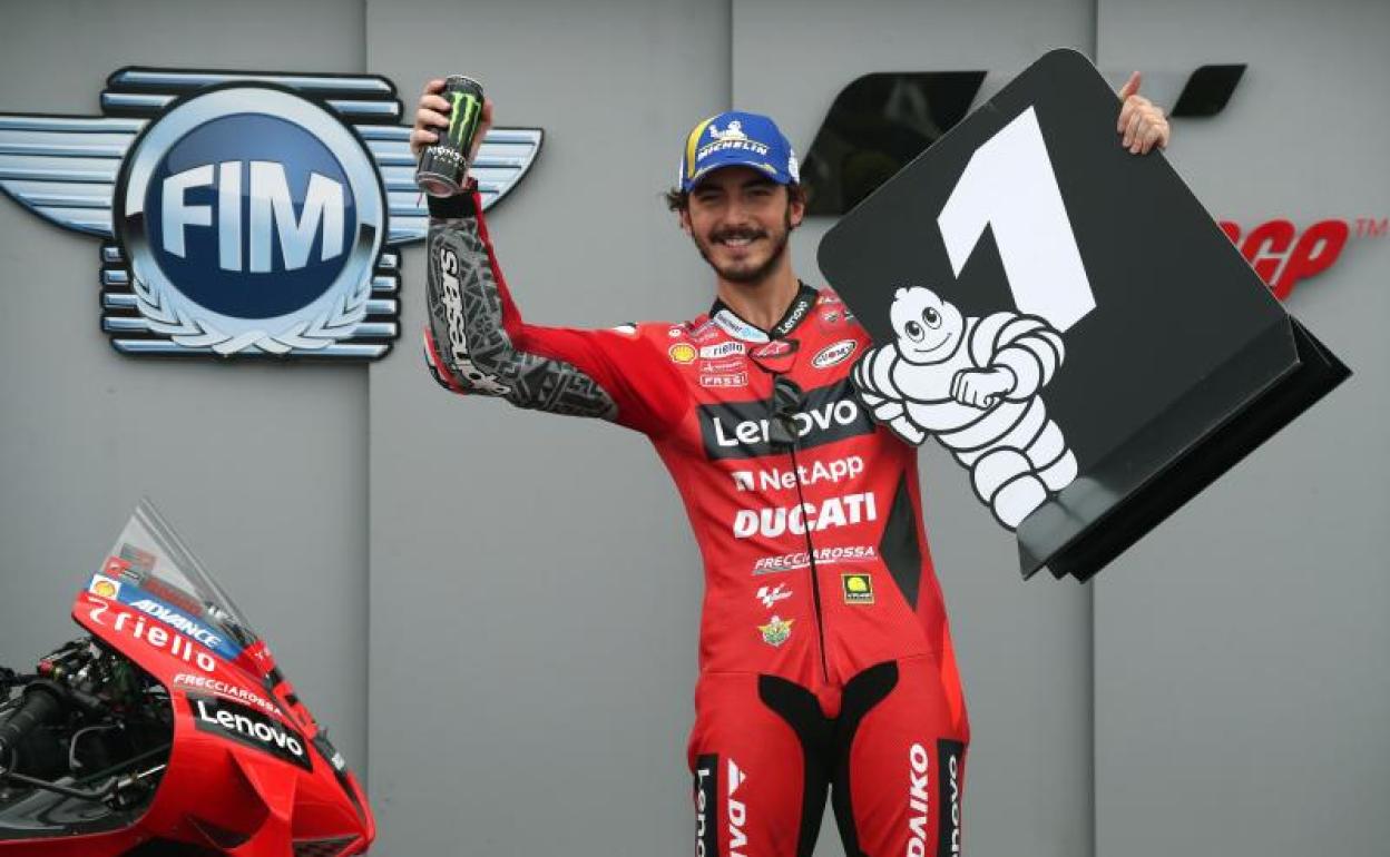 Francesco Bagnaia celebra su pole en el GP de San Marino.