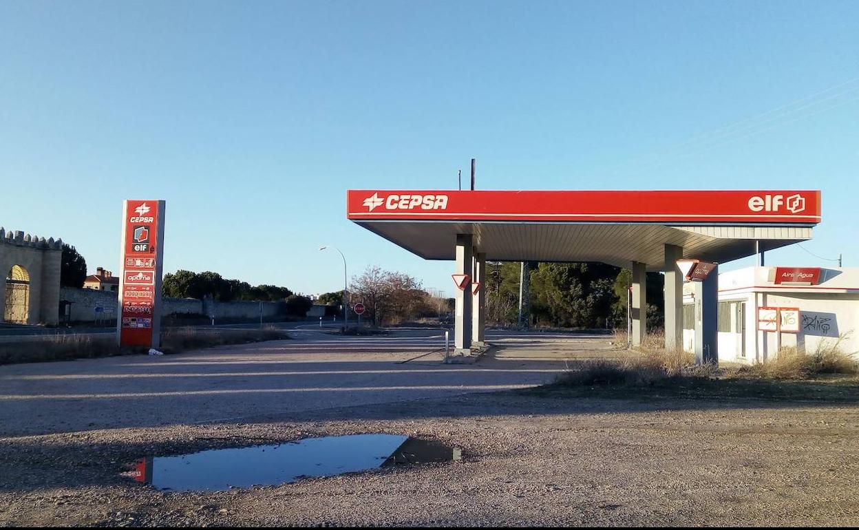 Gasolinera cerrada en la comunidad.