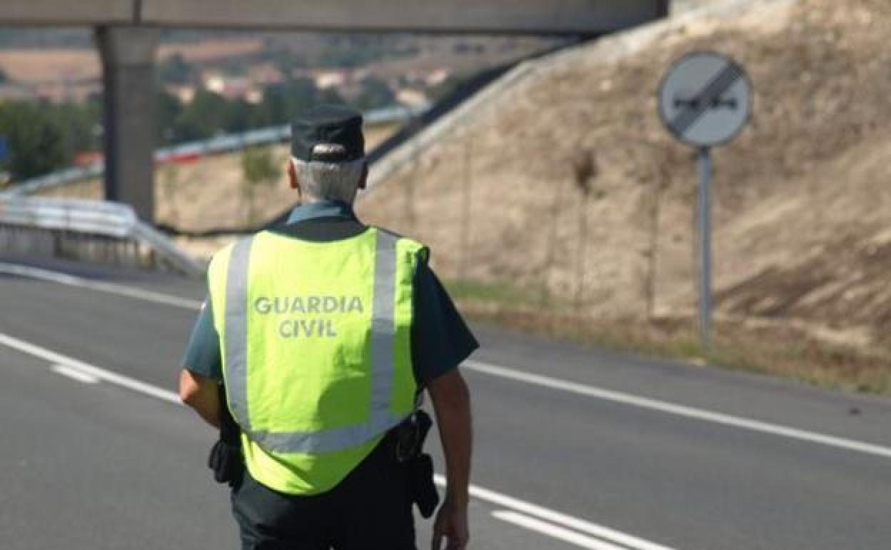 Imagen de archivo de un guardia civil en la A-62.