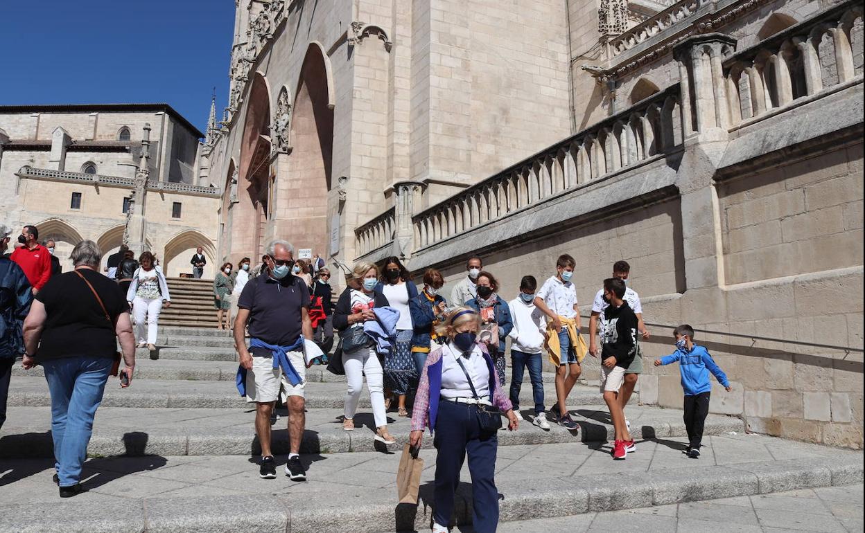 Decenas de personas caminan por los alrededores de la Catedral de Burgos.