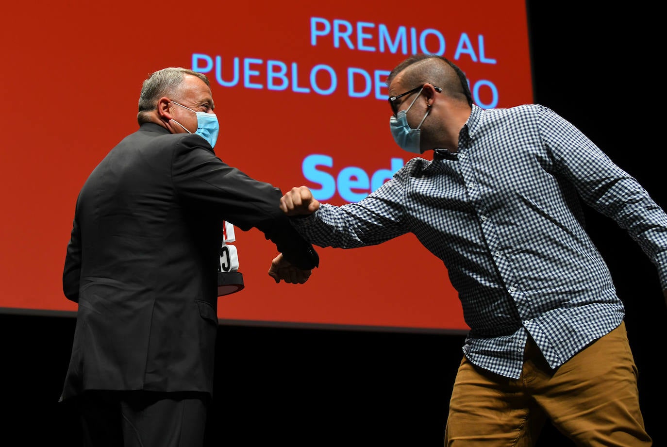 Los premiados posan con su galardón De Pura Cepa.