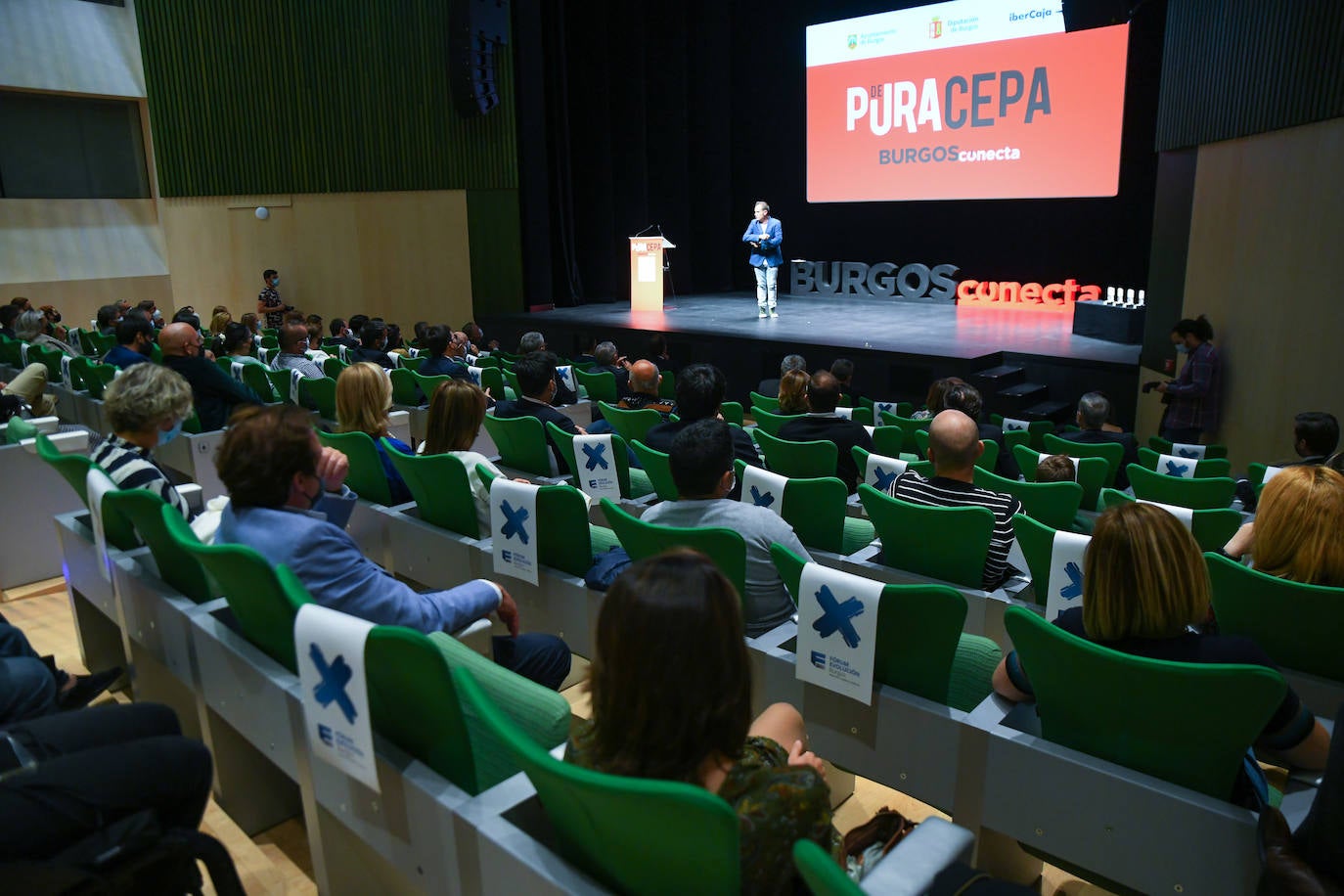 Los premiados posan con su galardón De Pura Cepa.