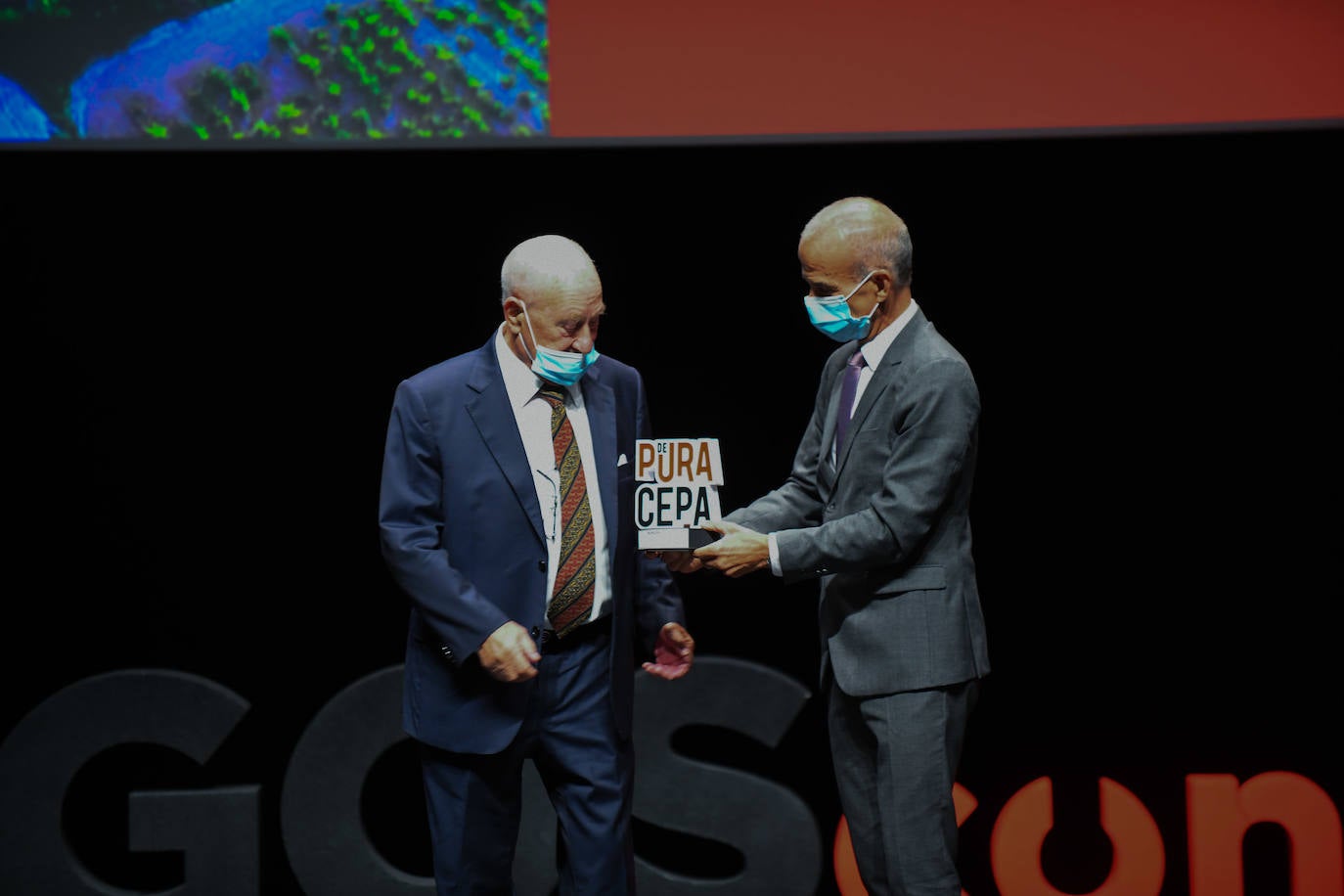 Los premiados posan con su galardón De Pura Cepa.