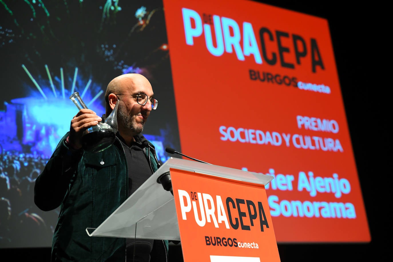 Los premiados posan con su galardón De Pura Cepa.