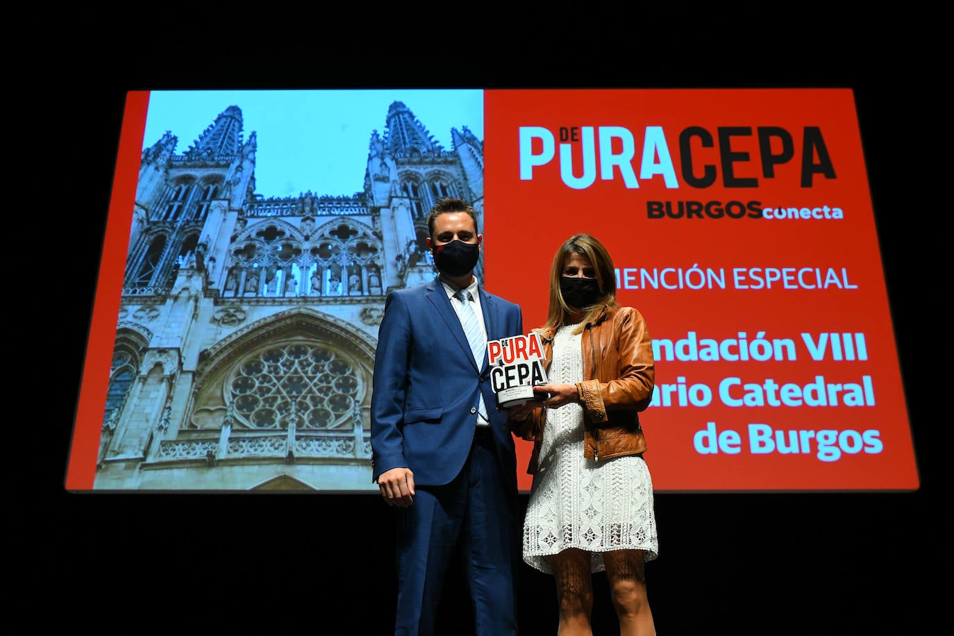 Los premiados posan con su galardón De Pura Cepa.