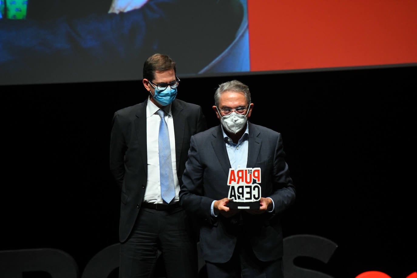 Los premiados posan con su galardón De Pura Cepa.