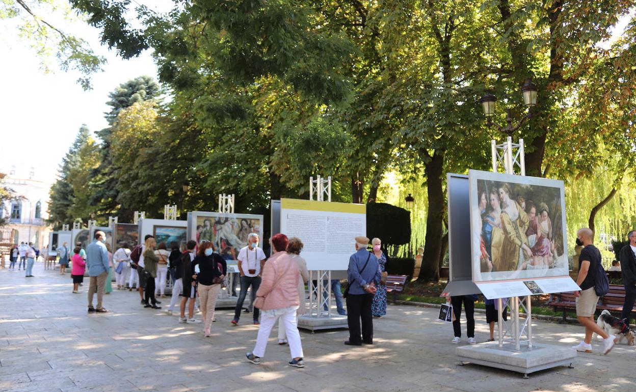 Varias personas disfrutan de la exposición del Museo del Prado en Burgos.