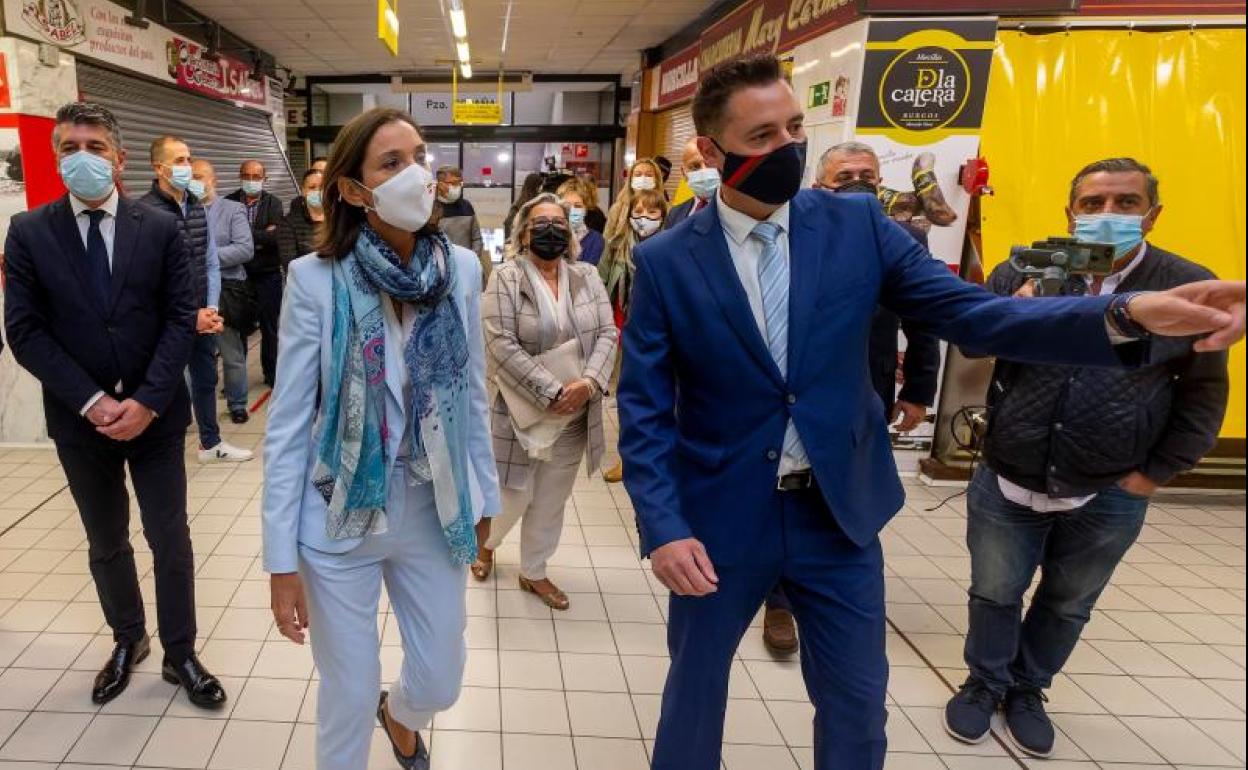 La ministra Reyes Maroto y el alcalde Daniel de la Rosa, en la visita al Mercado Norte.