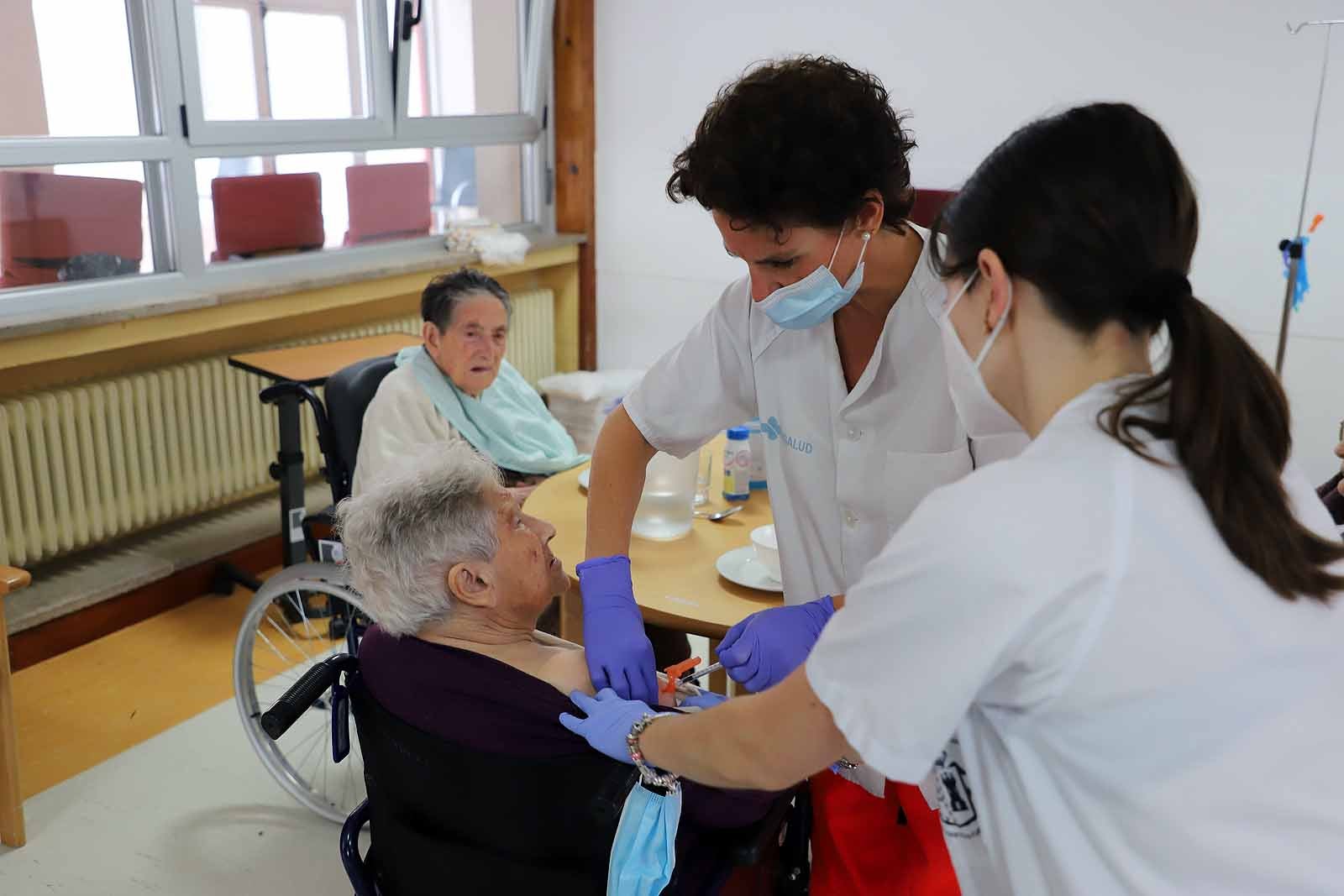 Atención Primaria inicia la vacunación de refuerzo en la residencia de adultos asistidos Fuentes Blancas de la Diputación de Burgos.