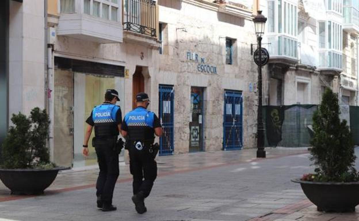 Dos agentes de la Policía Local de Burgos.