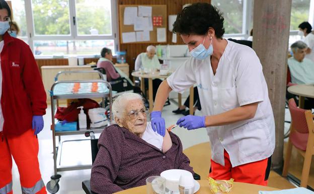 Y la primera burgalesa con la tercera dosis fue Donatila Martín