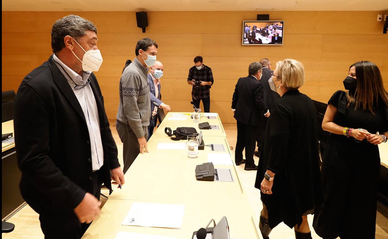 Integrantes de la Comisión de Residencias, en su primera reunión.