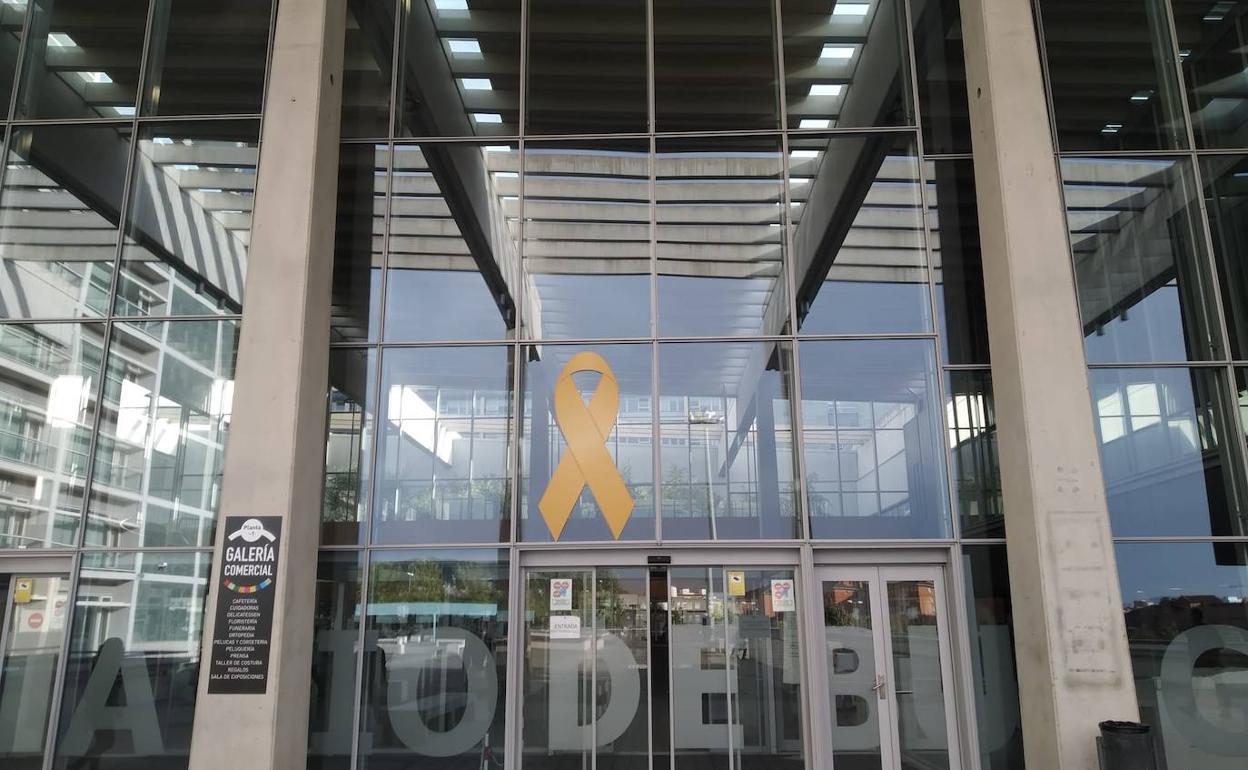 El HUBU coloca un lazo amarillo en la puerta principal del Hospital con motivo de la campaña para la sensibilización del cáncer infantil.