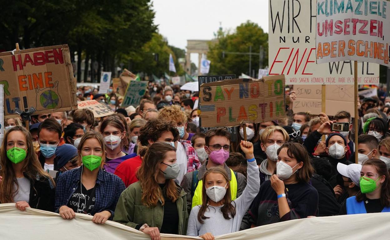 Greta Thunberg, con el puño en alto, y Luisa Neubauer, a su izquierda en la fotografía, encabezaron la manifestación que Fridays For Future convocó en Berlín.