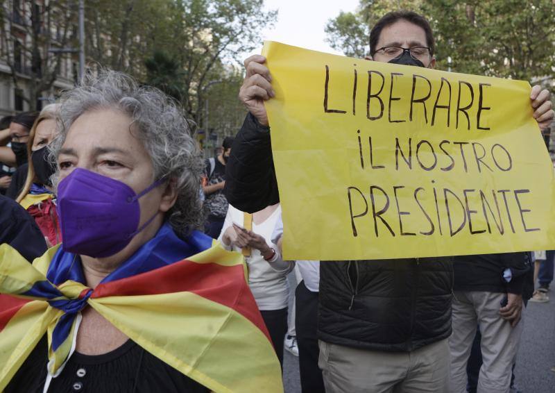 Pancartas en apoyo de Puigdemont y banderas independentistas en la manifestación. 