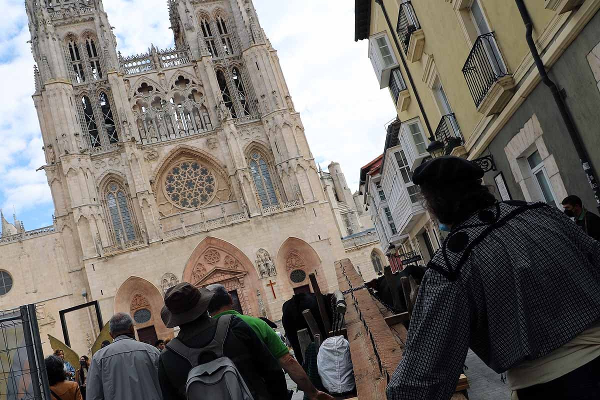 La Cabaña Real de Carreteros celebra el VIII Centenario de la Catedral de Burgos dedicándole su Ruta Carreteril 'El bosque de la Catedral'. Han acarreado una viga de cientos de años por el centro de Burgos. 