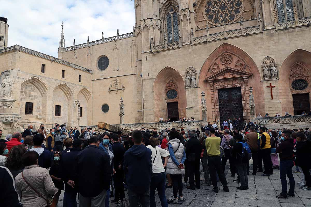 La Cabaña Real de Carreteros celebra el VIII Centenario de la Catedral de Burgos dedicándole su Ruta Carreteril 'El bosque de la Catedral'. Han acarreado una viga de cientos de años por el centro de Burgos. 