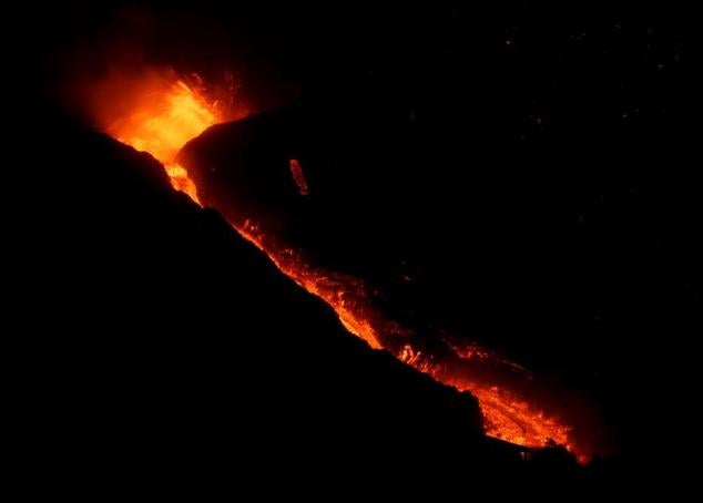 La lava y el humo se elevan tras la erupción del volcán.