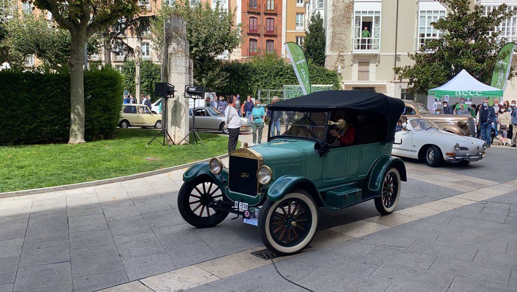 Fotos: Burgos se llena de coches clásicos en favor de la AECC