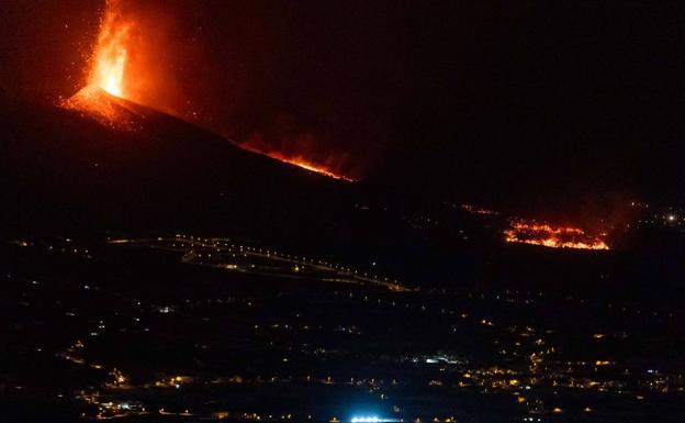 Imagen del volcán de La Palma durante la noche.