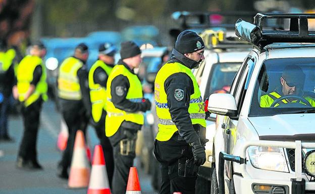 Control policiales en las cercanías de Victoria para asegurar el cierre de la ciudad tras un brote de solo 19 casos. 