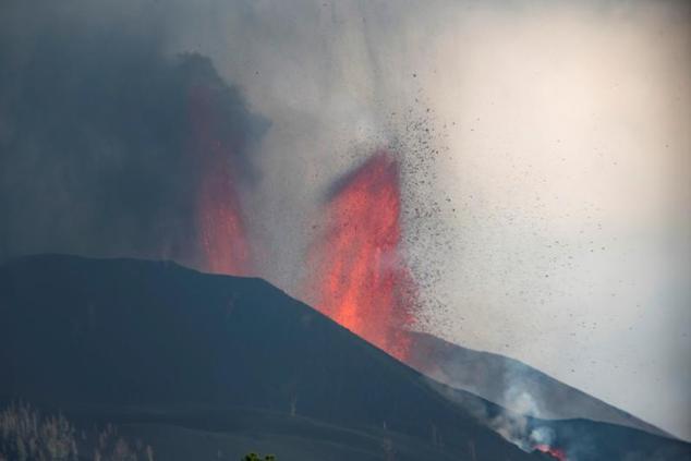 Un nuevo foco de emisión se abrió ayer por la mañana en el volcán de La Palma.