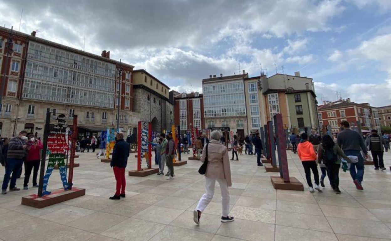 Turistas y vecinos en la plaza de la catedral de Burgos este fin de semana.