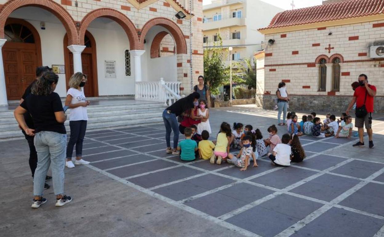 Los estudiantes y sus profesores después del terremoto en Heraklion, en la isla de Creta