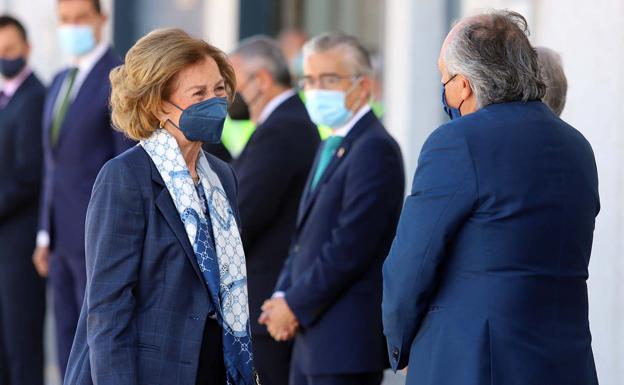 Doña Sofía a su llegada al Banco de Alimentos de Burgos donde ha sido recibida por las autoridades.