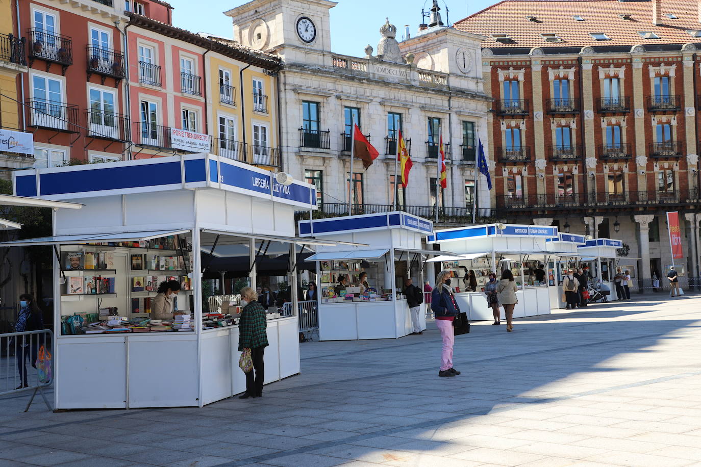 Fotos: La Feria del Libro de Burgos abre sus puertas en la Plaza Mayor