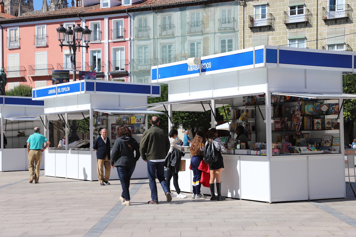 Fotos: La Feria del Libro de Burgos abre sus puertas en la Plaza Mayor