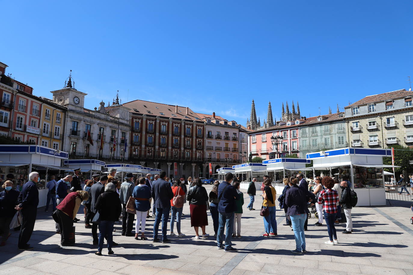 Fotos: La Feria del Libro de Burgos abre sus puertas en la Plaza Mayor