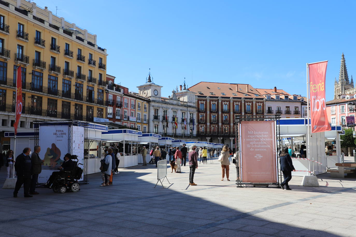 Fotos: La Feria del Libro de Burgos abre sus puertas en la Plaza Mayor