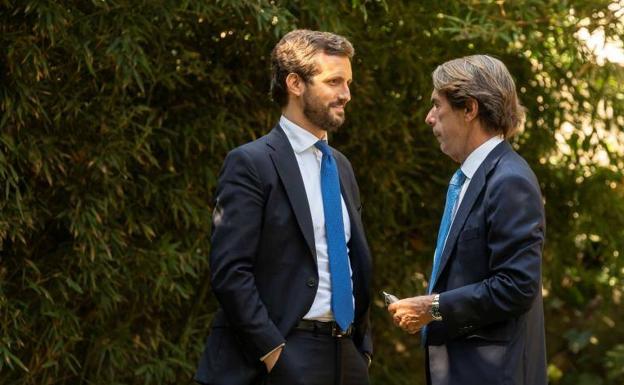 Pablo Casado y José María Aznar dialogan en los jardines de Villa Luisa, este jueves en Sevilla.