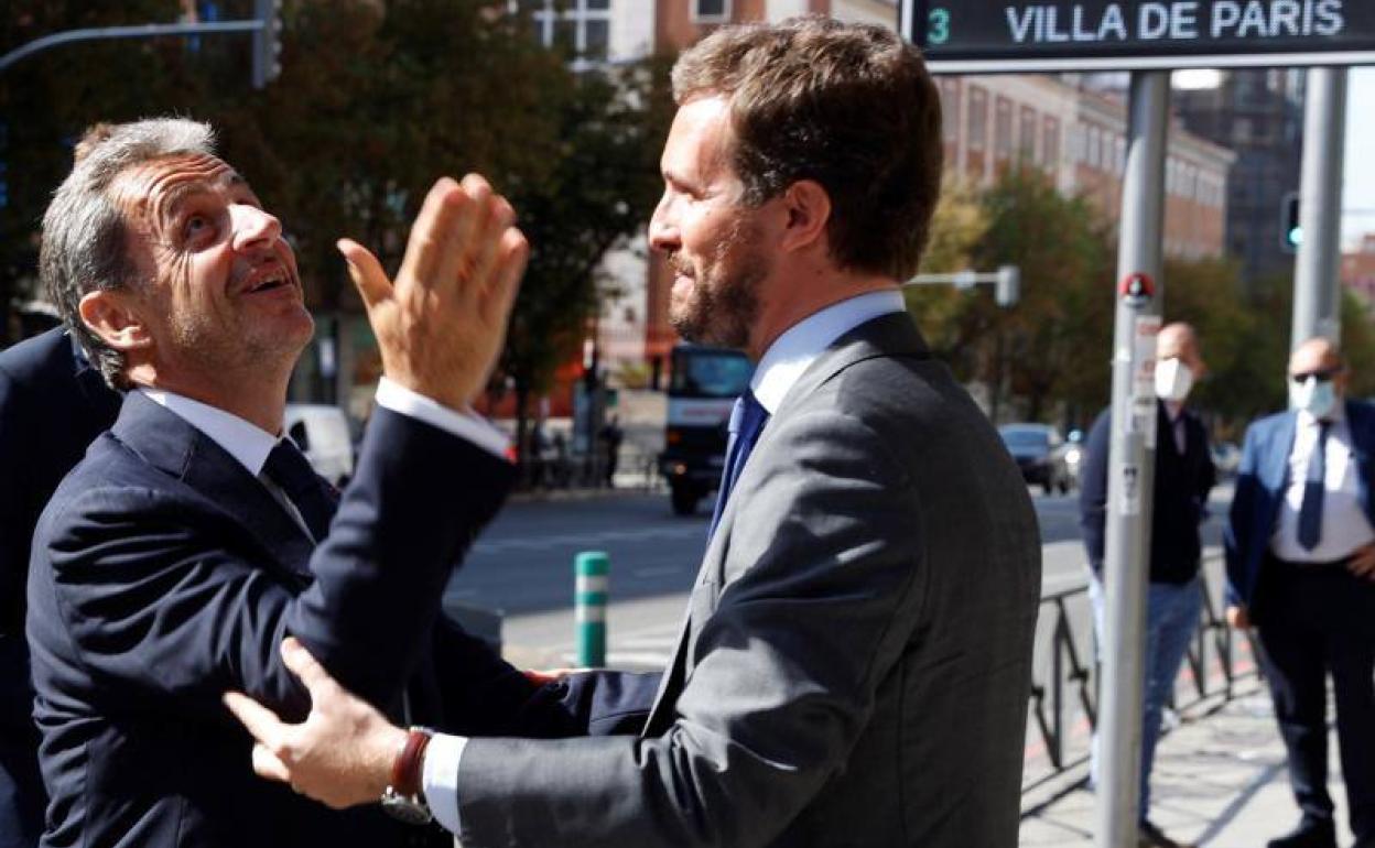 Pablo Casado saluda a Nicolás Sarkozy a su llegada, este miércoles, a la convención nacional del PP, en Madrid.