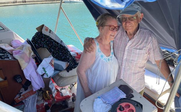 Luis, de 90 años y médico jubilado, con su mujer holandesa Margaretha, a bordo del barco donde viven tras ser desalojados por el volcán.