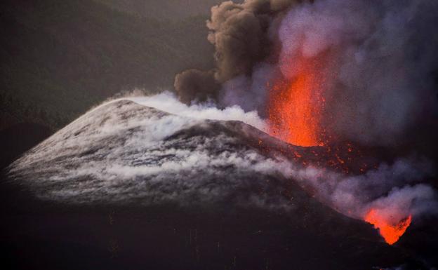 El polvo sahariano y la ausencia de viento embolsan los gases del volcán