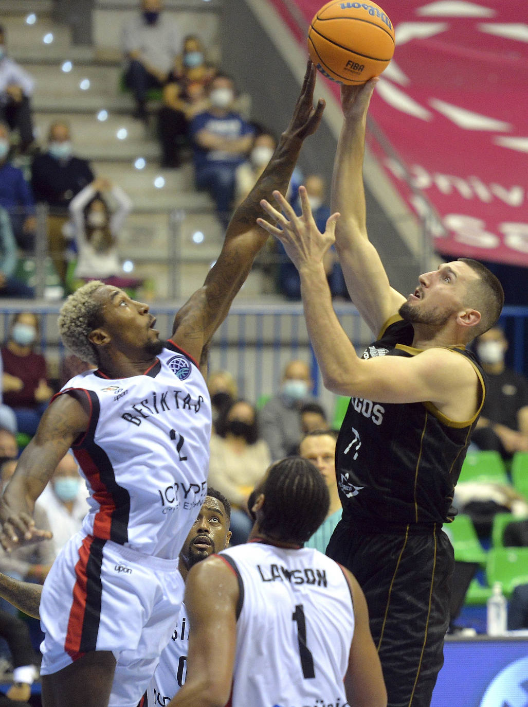 Los burgaleses se estrenan en la Champions League con un sufrido triunfo.