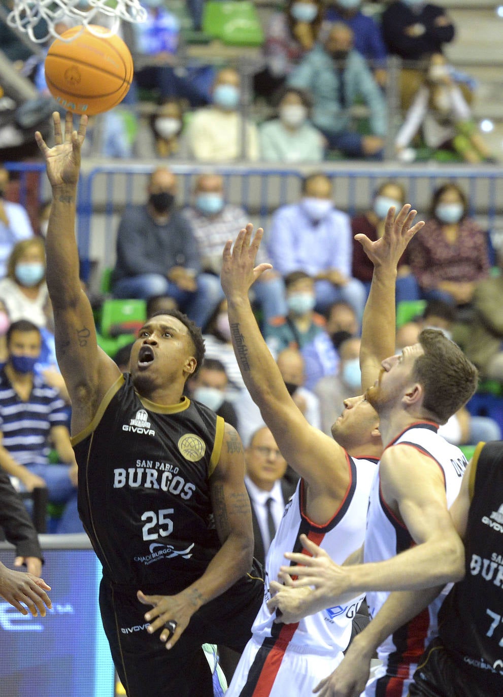 Los burgaleses se estrenan en la Champions League con un sufrido triunfo.