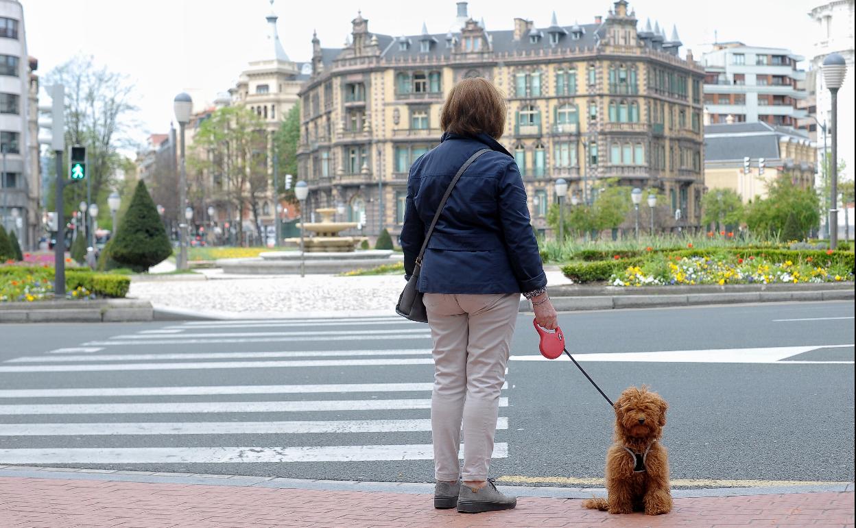 Una mujer paseando a su perro.