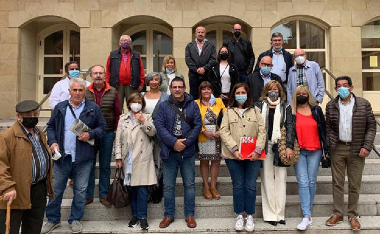 Esther Peña con representantes del PSOE en Salas de los Infantes. 