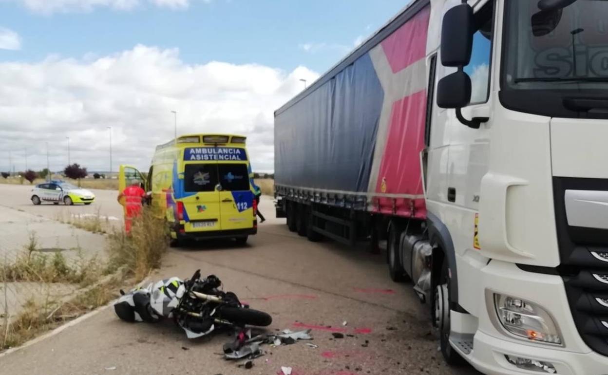 Accidente entre la motocicleta y el camión en Aranda de Duero.