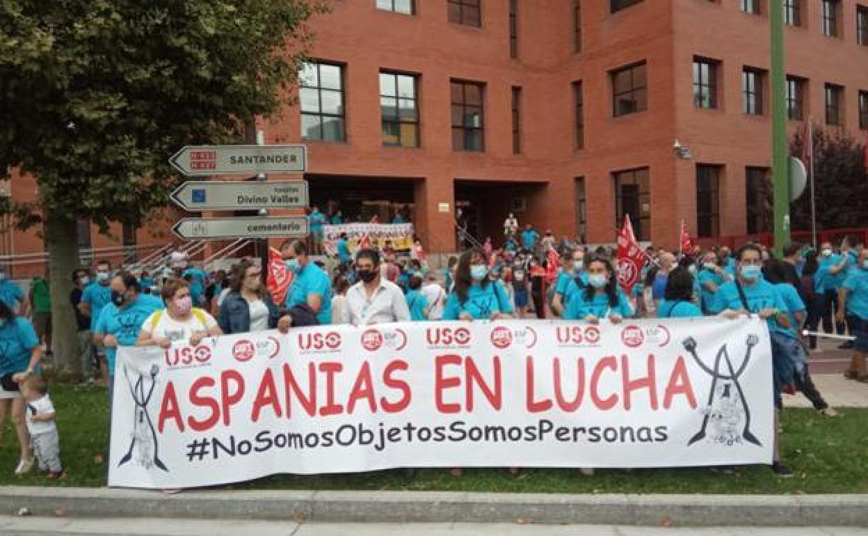 Protesta de trabajadores de Aspanias ante el impago de nóminas. 