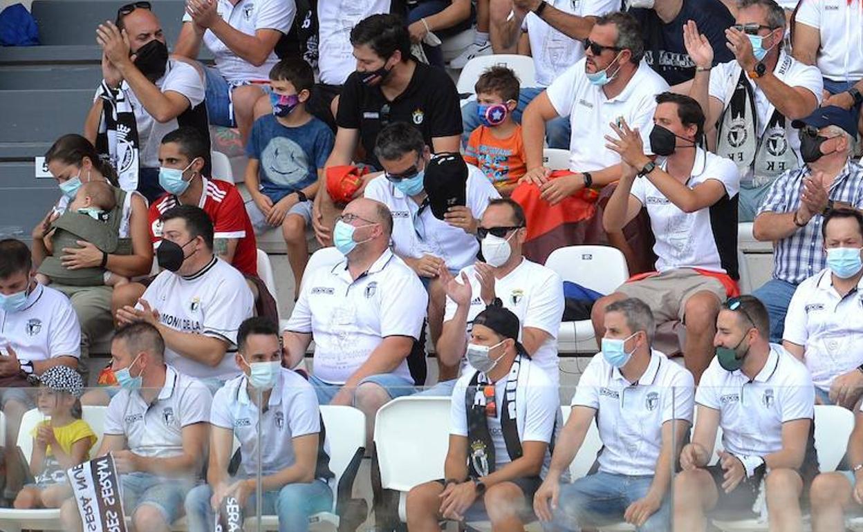 La afición del Burgos CF anima a su equipo en un partido de esta temporada.